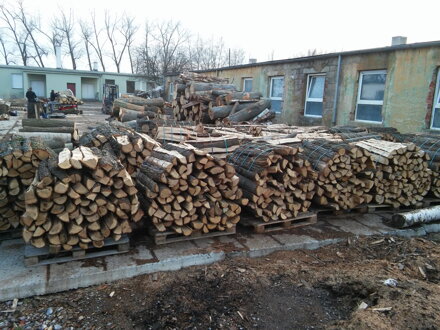Palivové dřevo tvrdé podélně šípané rovnané  do svazku 1,25 m3