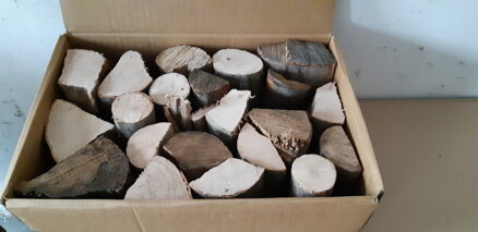 Bukové dřevo do udírny suché 2 roky, balené v krabici 60 x 40 x 29cm, www.drevodokrbu.com