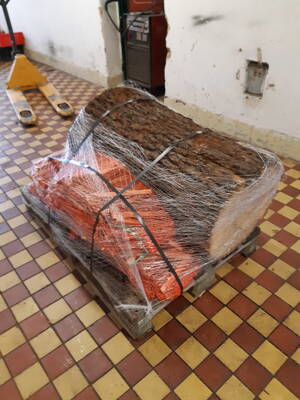 Dřevěný špalek, 3 balení třísek 50litrů na Europaletě 